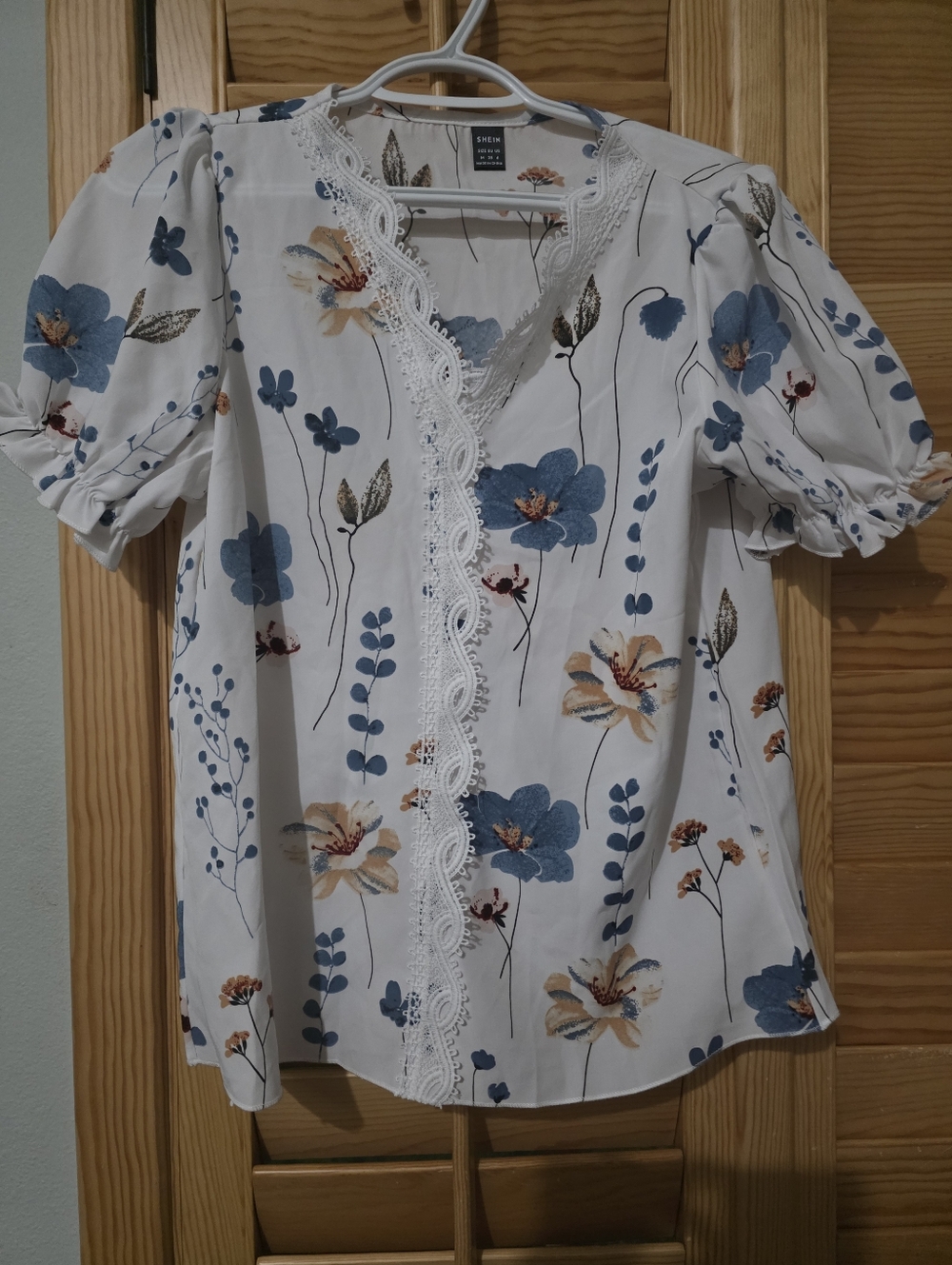 SHEIN White Floral Lace-Trim V-Neck Puff Sleeve Blouse